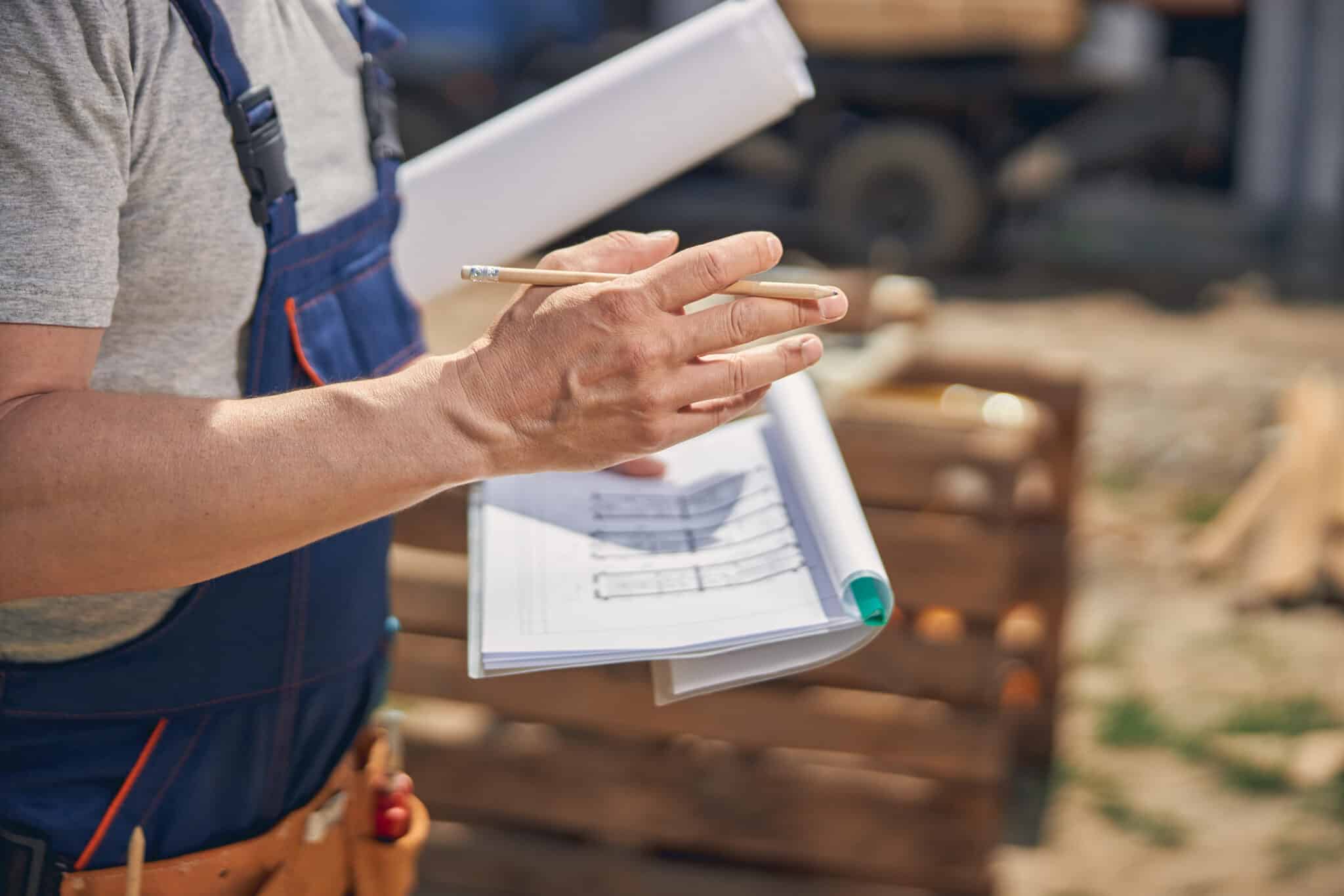 Chef de chantier supervisant travaux électriques à Sotteville-lès-Rouen - MB Renov