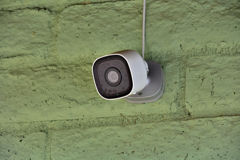Caméra de vidéosurveillance installée pour la sécurité d'une maison