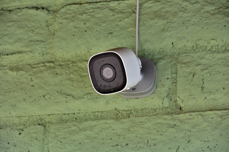Caméra de vidéosurveillance installée pour la sécurité d'une maison