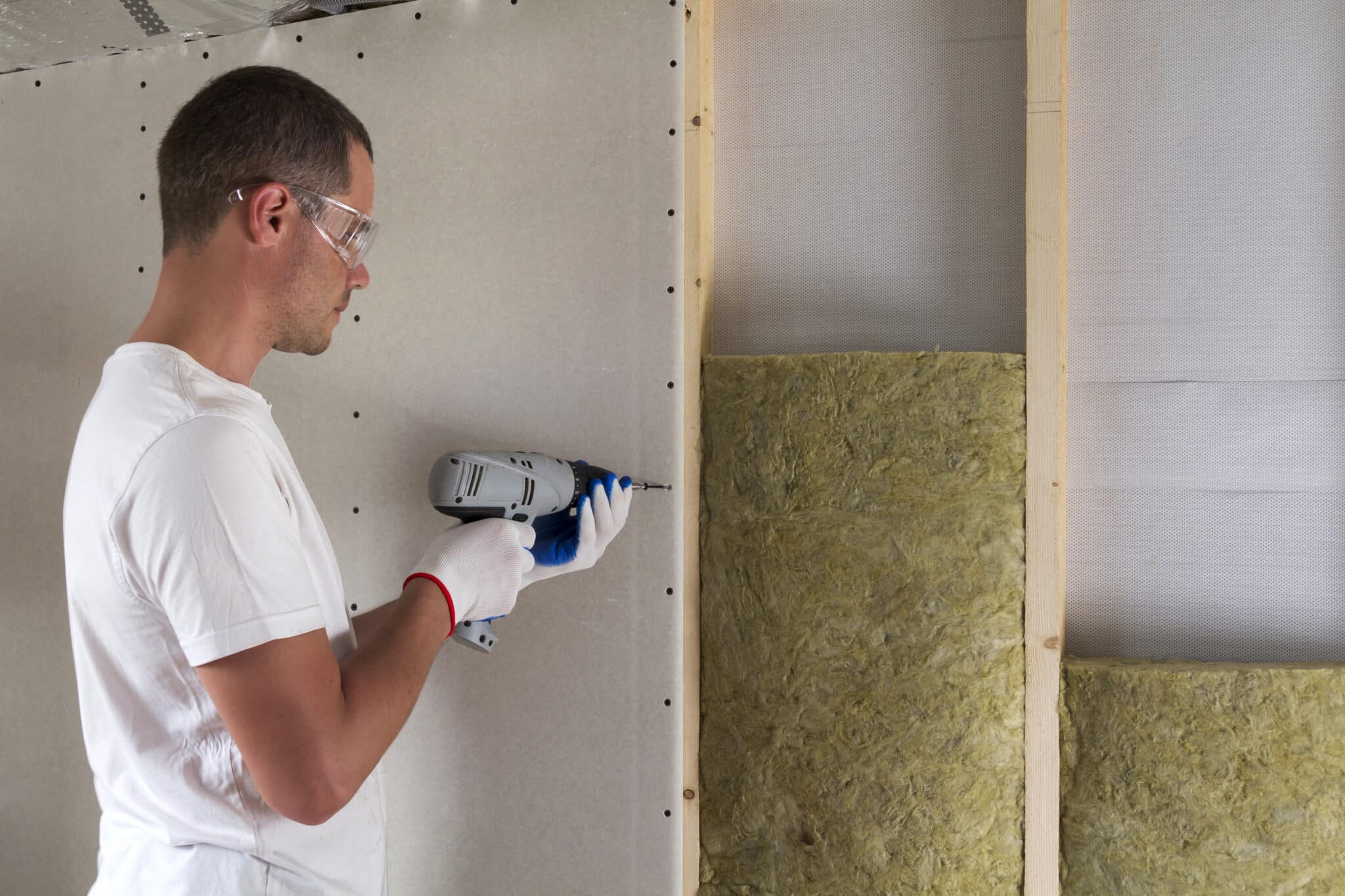 Ouvrier installant isolation et placo à Sotteville-lès-Rouen - MB Renov